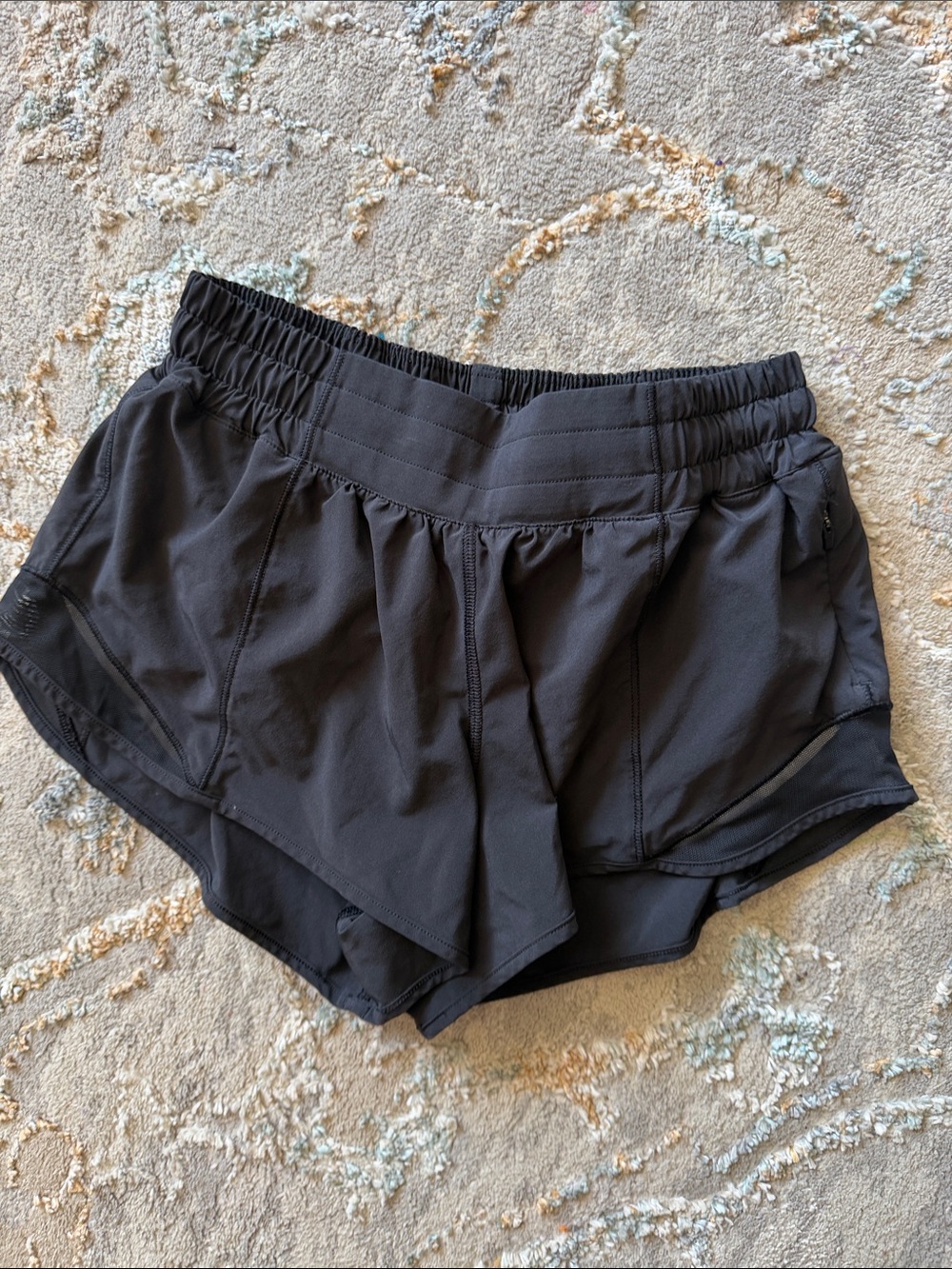 Lululemon hotty hot LR 2.5” short